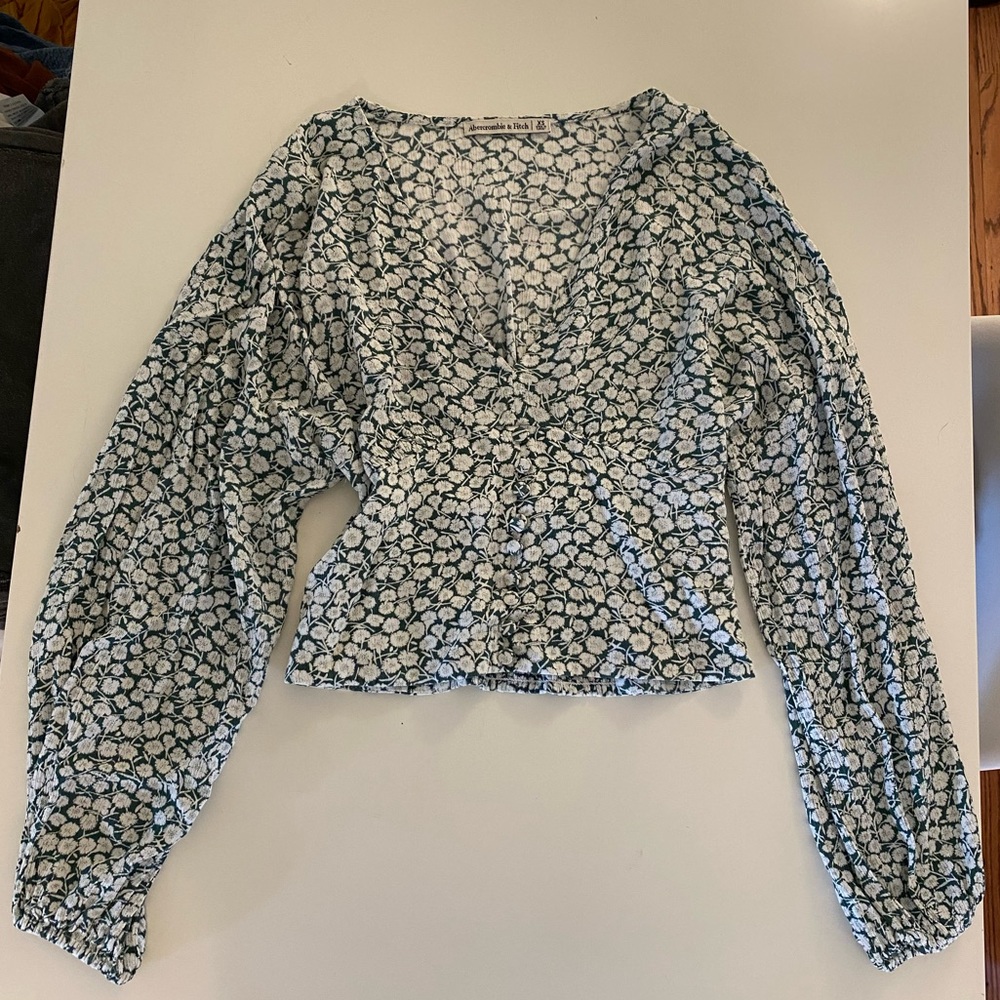 Women’s Abercrombie & Fitch size xs green & white floral print button down front